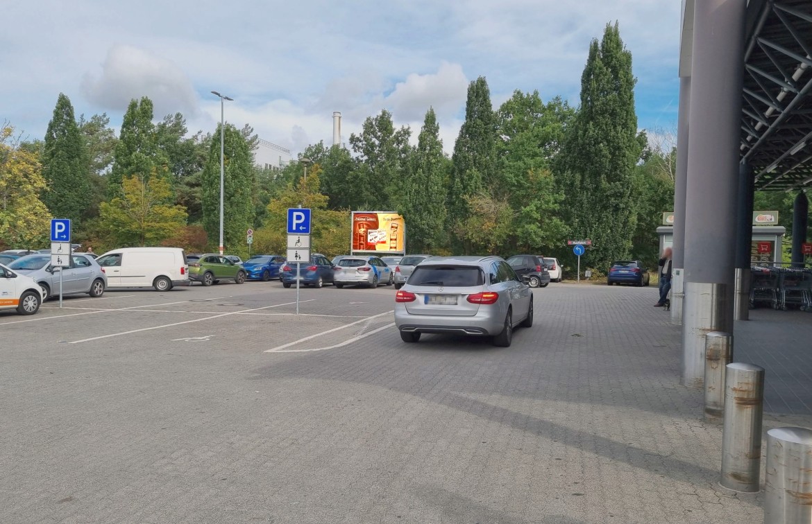 Angerm?nder Str. 66 /Kaufland/lks vom Eingang