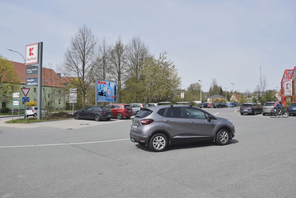 Wilhelm-Kaulisch-Str. 26 /Kaufland/Einfahrt (geg. Eingang)