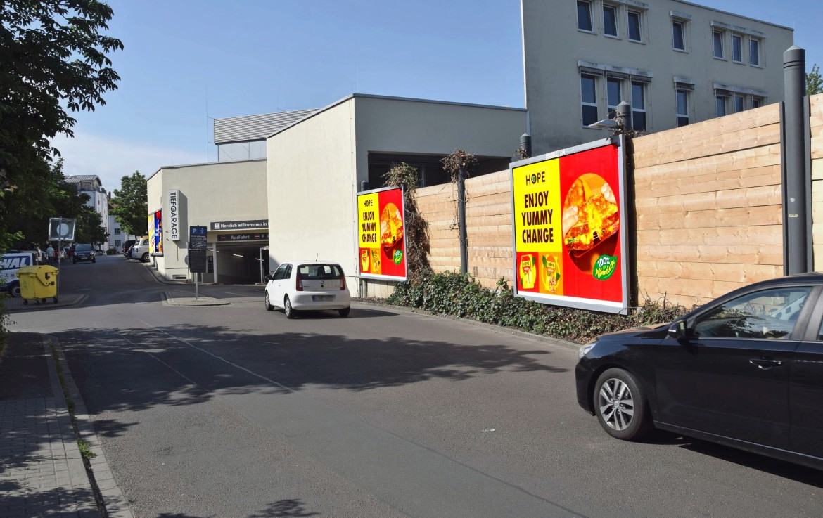Bismarckstr. 42 /Kaufland/rts neb. Einfahrt TG (rts)