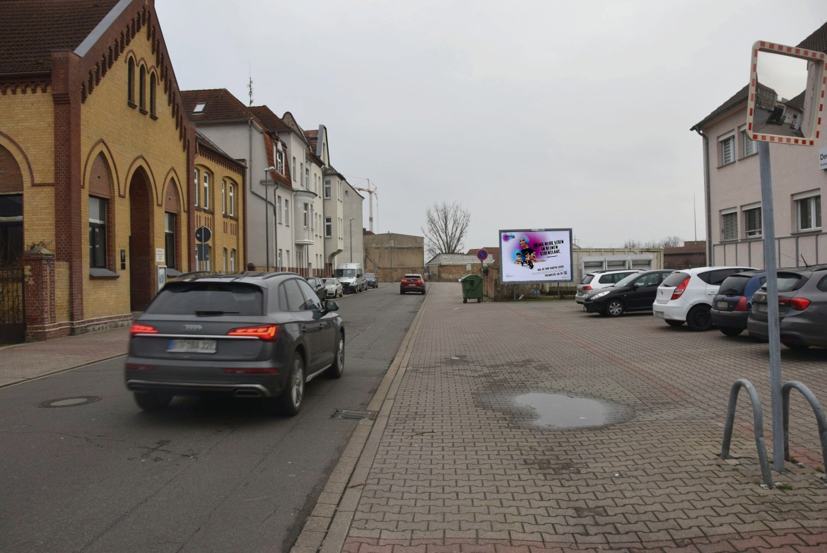 Mittelstr. 31/Einfahrt DRK/quer  (Bitterfeld)