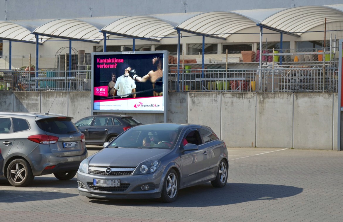 Lerchenbergstr. 112 /Kaufland/geg. Einfahrt (mte)