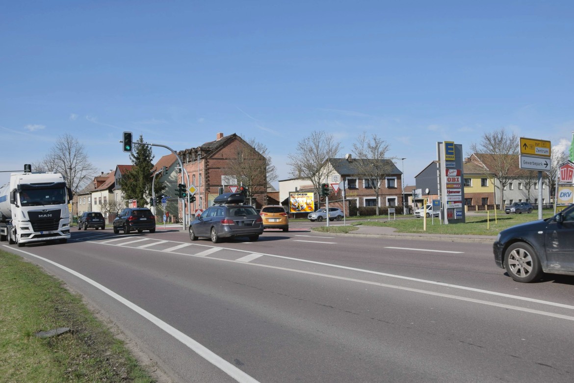 Kollenbeyer Weg 1/Zufahrt E-center (quer zur B 181)