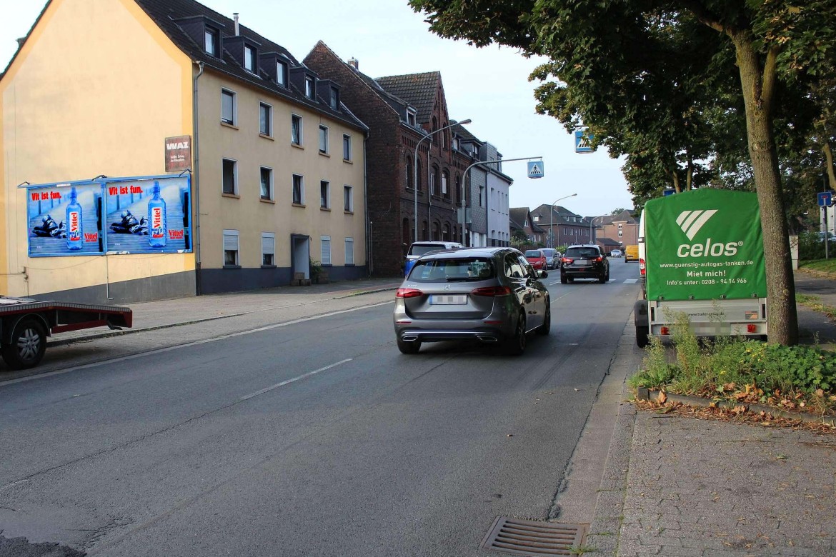 Bahnstr. 75 (quer am Giebel)