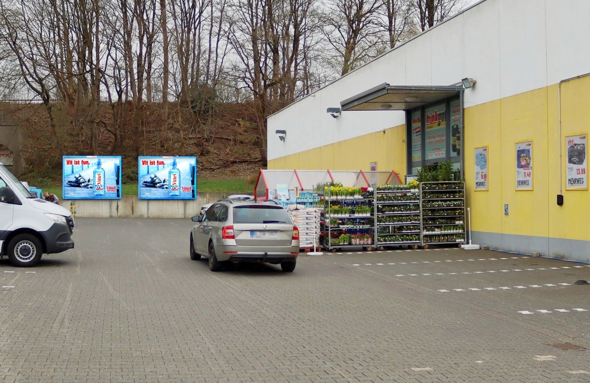 Albert-Einstein-Str. 9a /Trinkgut (lks vom Eingang)