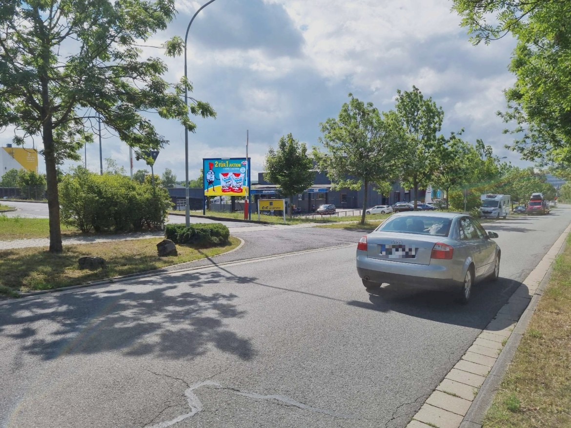 Industriestr. 24 /Edeka C&C/Einfahrt (quer zur Str)