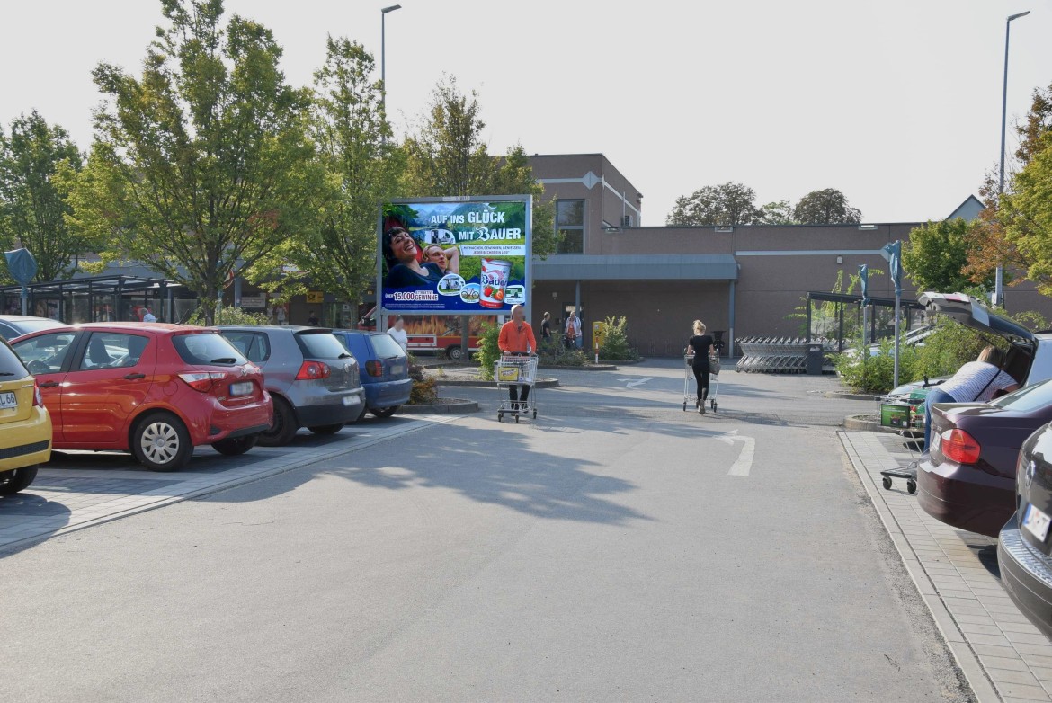 Josef-Gesing-Str. 6 /Kaufland/geg. Eingang/Sicht Einfahrt