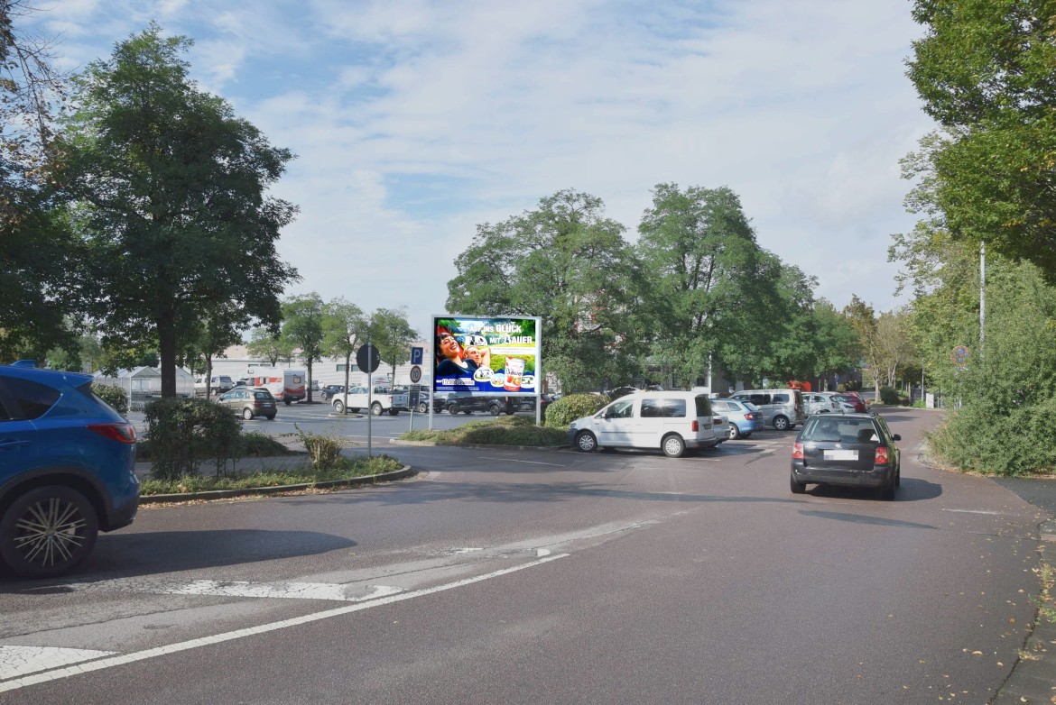 Struppener Str. 11 /Kaufland/Einfahrt (quer)