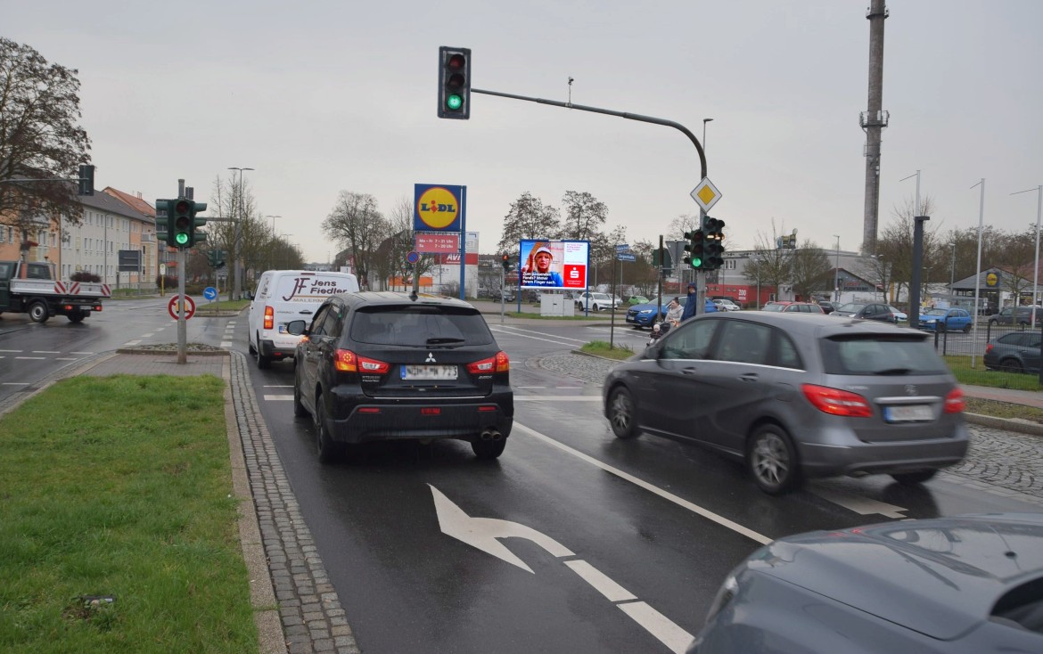 Hallesche Str. 49 /Lidl/nh. Einfahrt (quer zur Str)