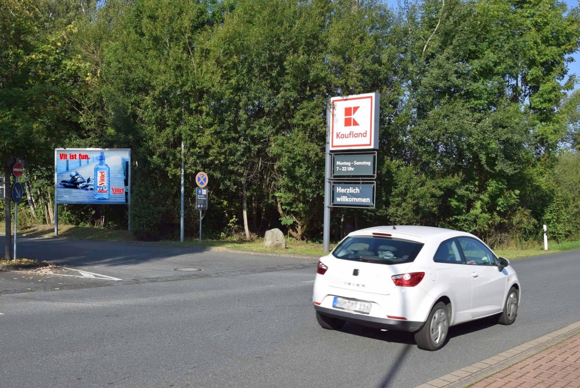 Herzberger Landstr. 8 /Kaufland/Einfahrt/rts (quer zur Str)