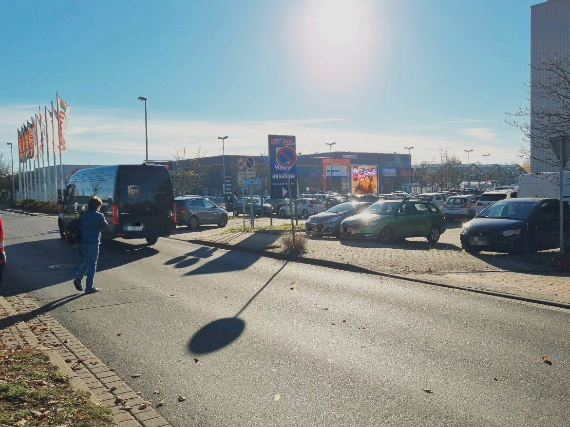 Alte Langewahler Chaussee 11 /Kaufland/Einf (Sicht Roller)