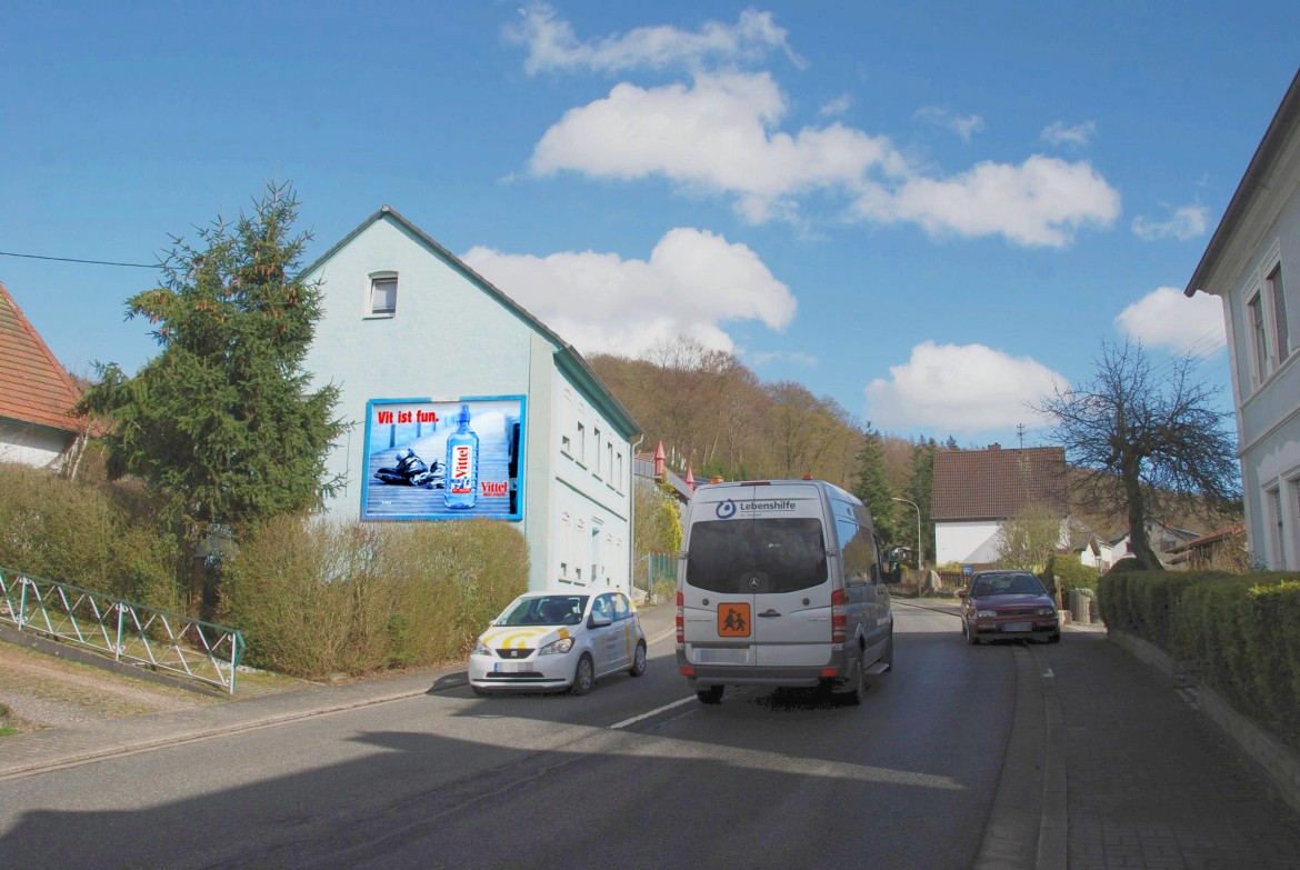 Schlossstr. 15/B 41 (quer am Giebel)