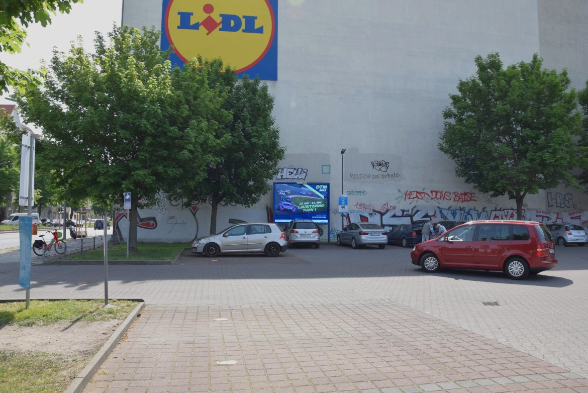Sonnenallee 192 /Lidl/lks von Einfahrt (quer)