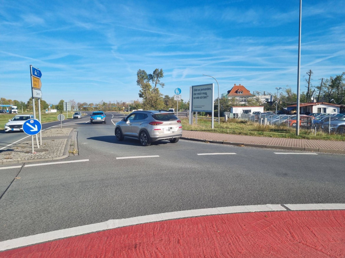 Suhler Str. 16/B 88/Zufahrt Rewe (rts)