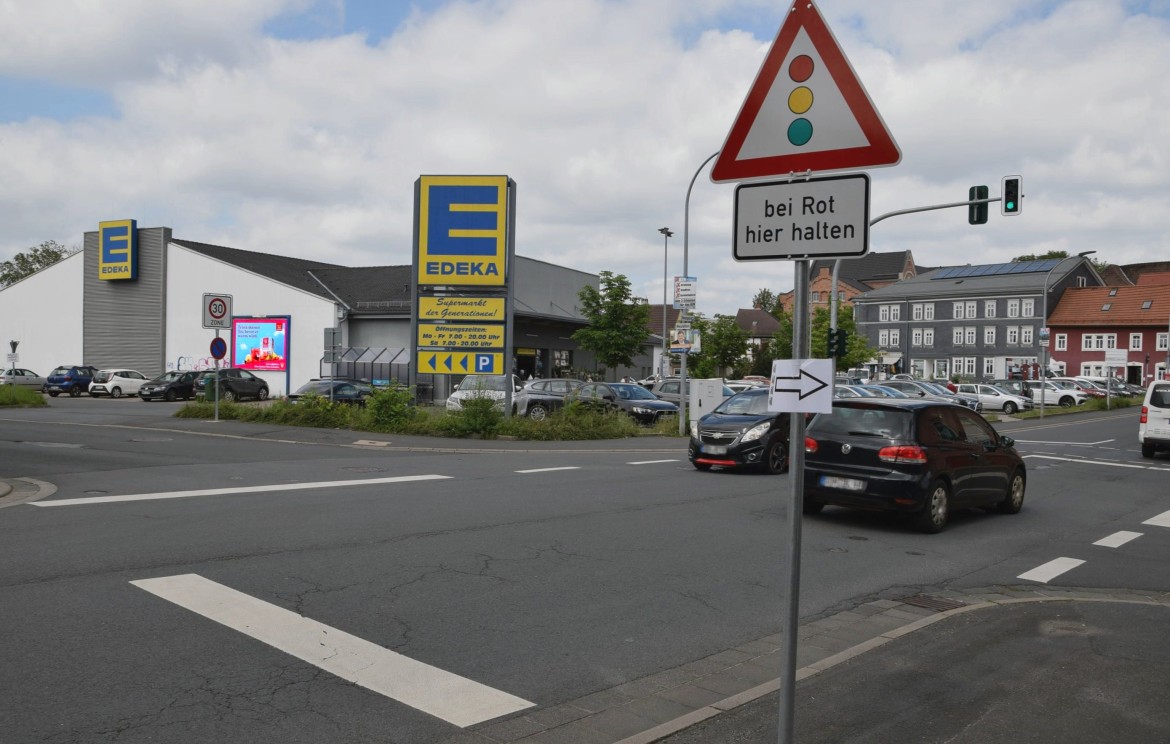 Weihbach 1 /Edeka (geg. Einfahrt)