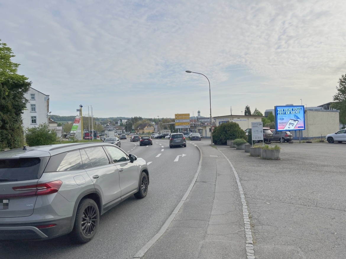 Radolfzeller Str. 3/Sto. 1/WE rts (quer zur B 31 + B 313)