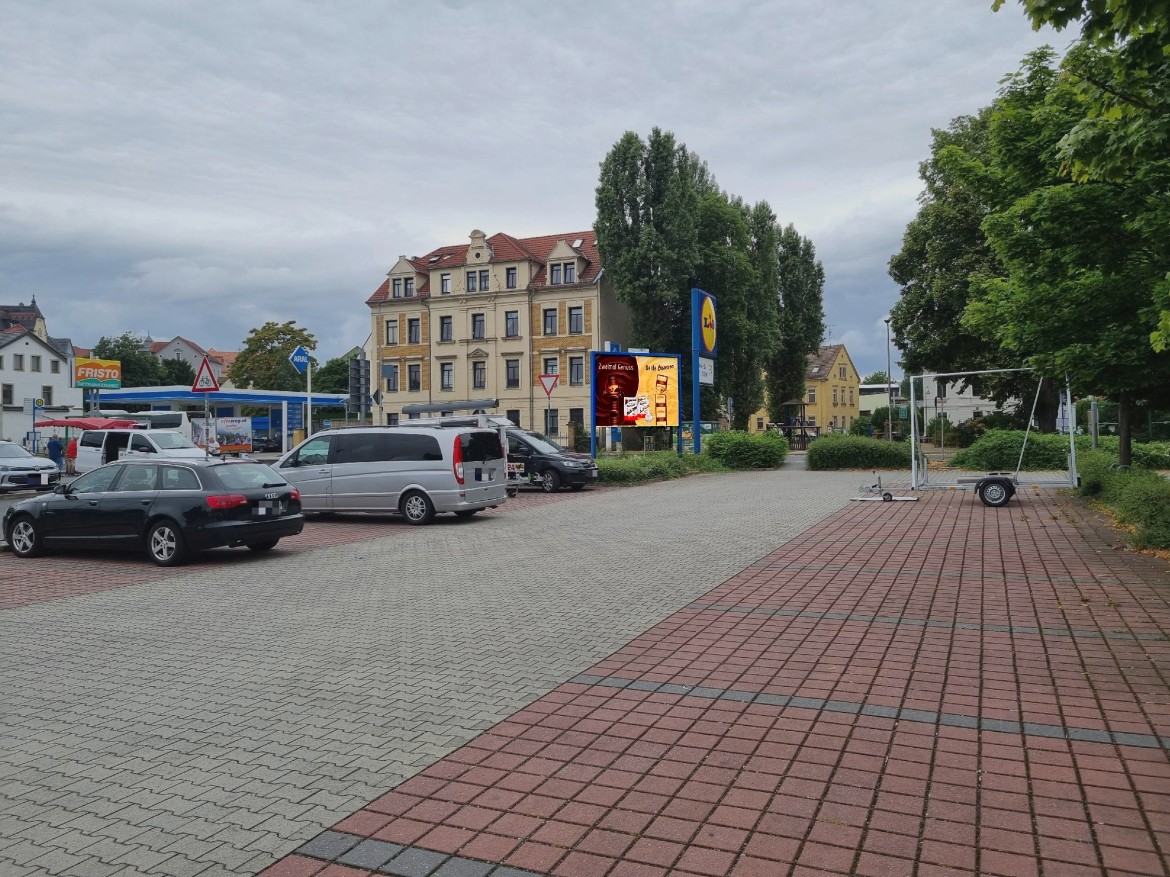 Fabrikstr. 11 /Lidl/quer zur Gro?enhainerstr (Sicht Lidl)