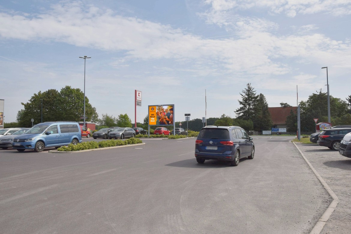 Humboldtstr. 90 /Kaufland/geg. Einfahrt/Sicht Markt
