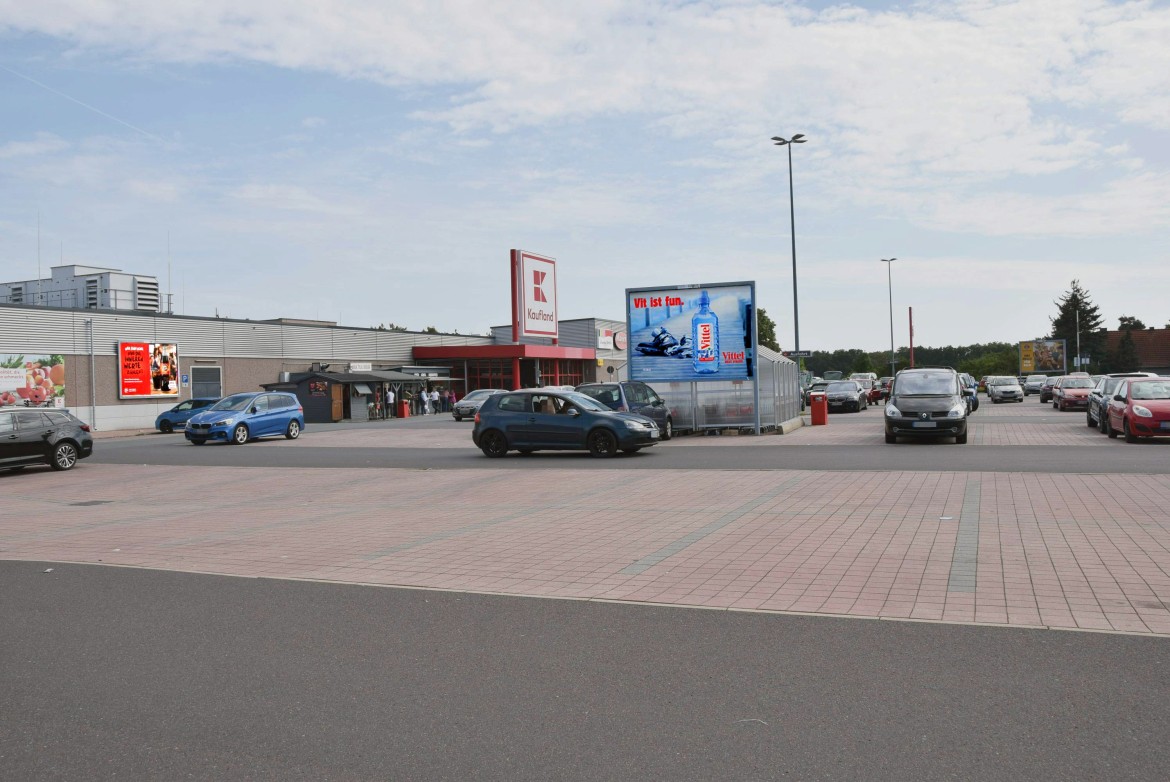 Humboldtstr. 90 /Kaufland/geg. Eingang (bei EWU)