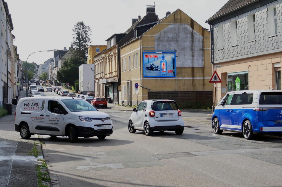 Friedrichstr. 76 (quer am Giebel)