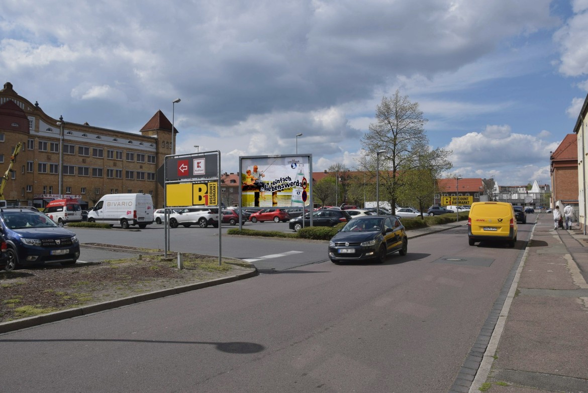 Bismarckstr. 39 /Kaufland/Einfahrt Wiesenstr (quer zur Str)