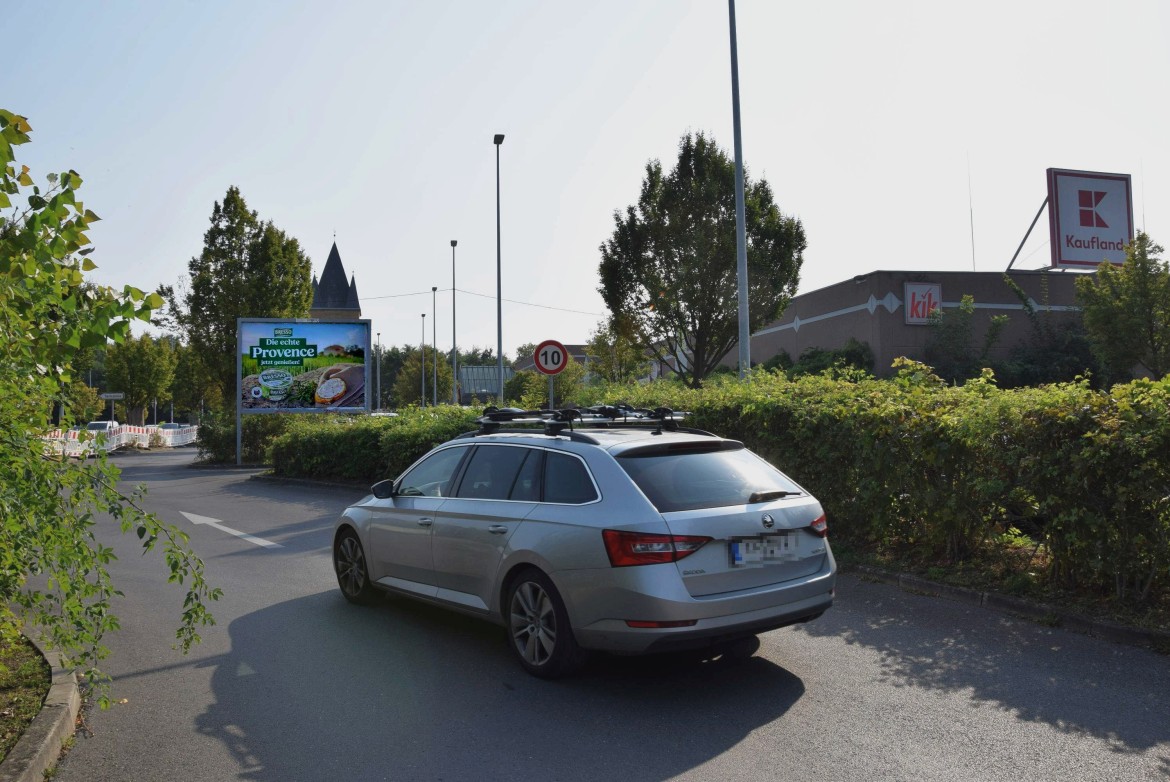 Josef-Gesing-Str. 6 /Kaufland/Einfahrt/neb. Tkst (rts)