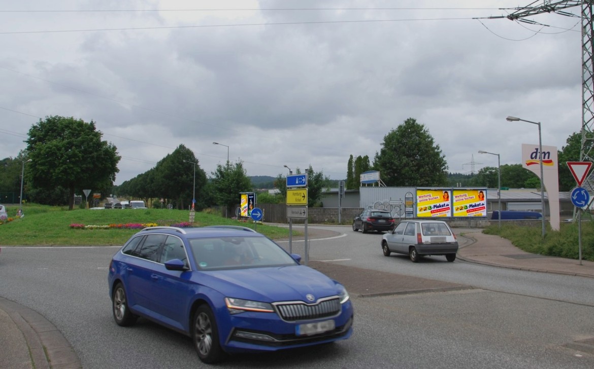 Industriestr. 14/bei Kreisel/rts/geg. Rewe (quer)