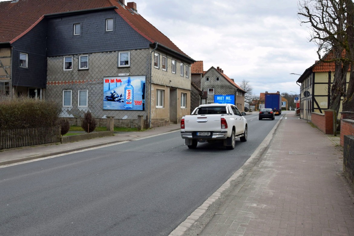 Auhagenstr. 61/B 1 (quer am Giebel)