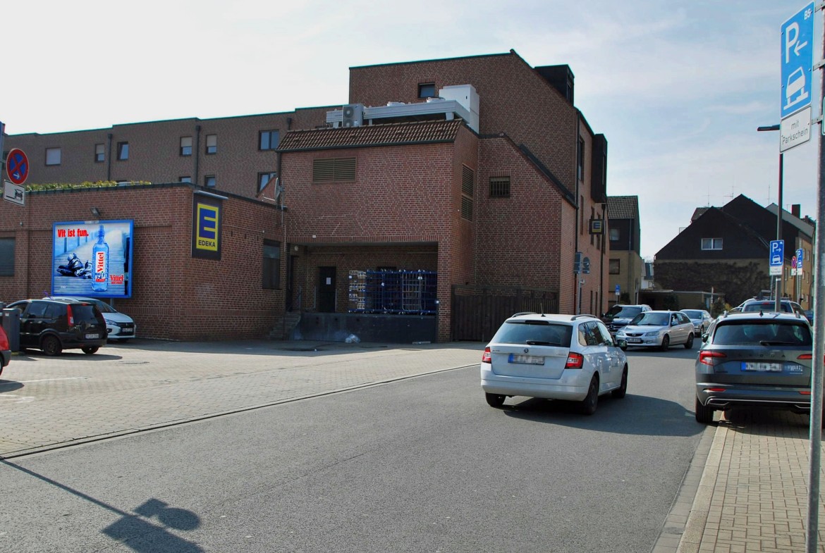 Von-Bruchhausen-Str. 2-4 /Edeka/Einfahrt (quer zur Str)