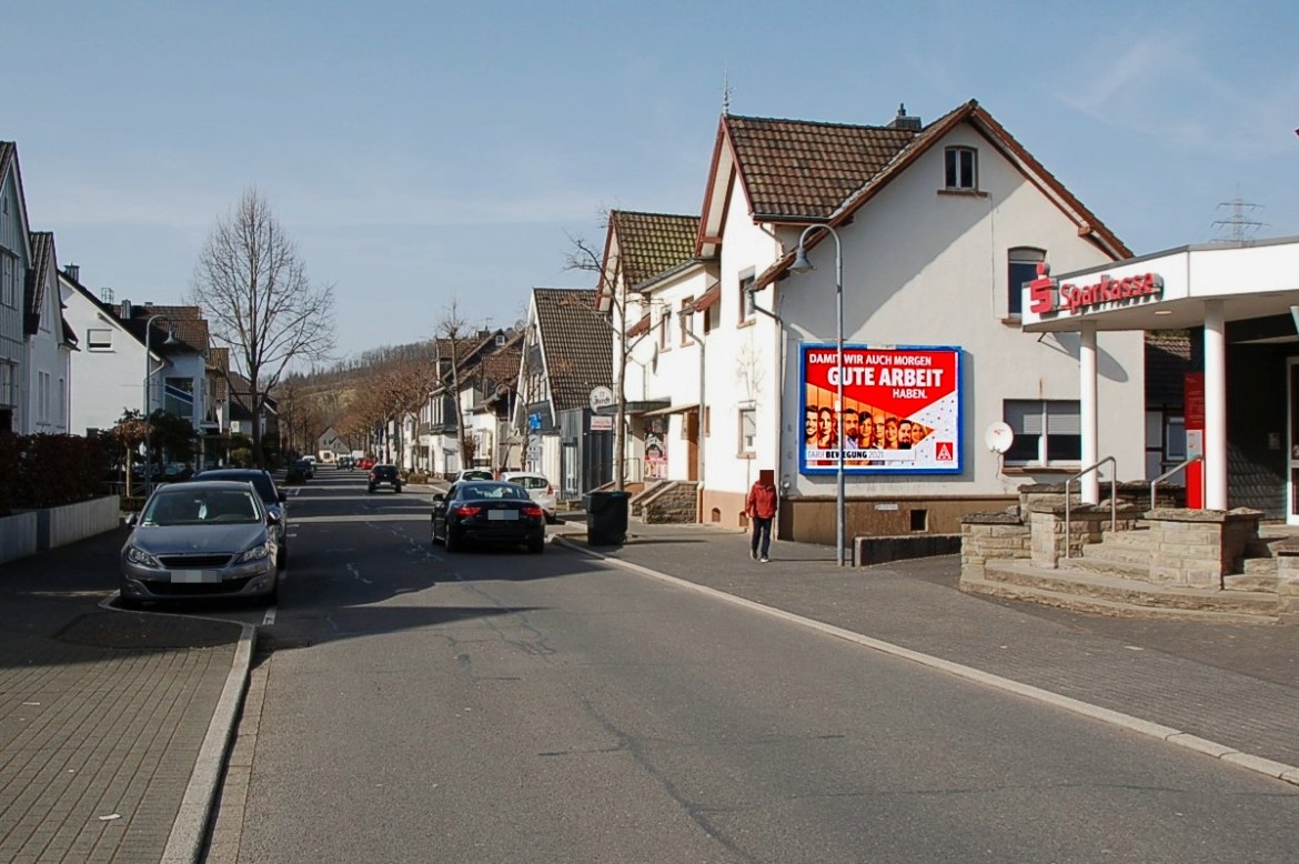 Oberwiehler Str. 43/neb. Sparkasse (quer am Giebel)