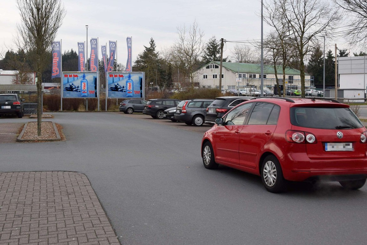 Kohlenbissener Grund 8 /Famila/geg. Eingang (rts)