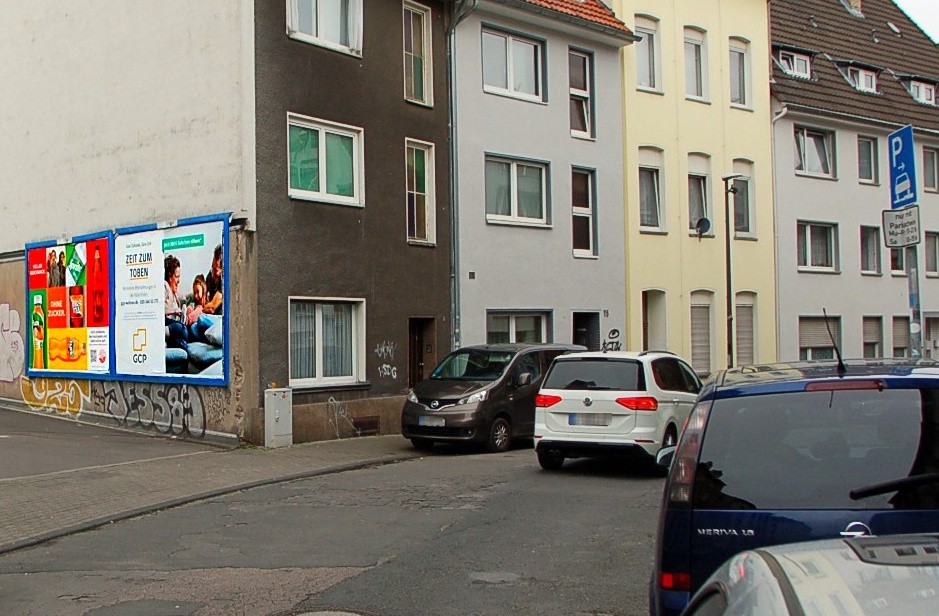 Neusser Str. 254 /Rewe/Einfahrt Gartenstr (quer zur Str)