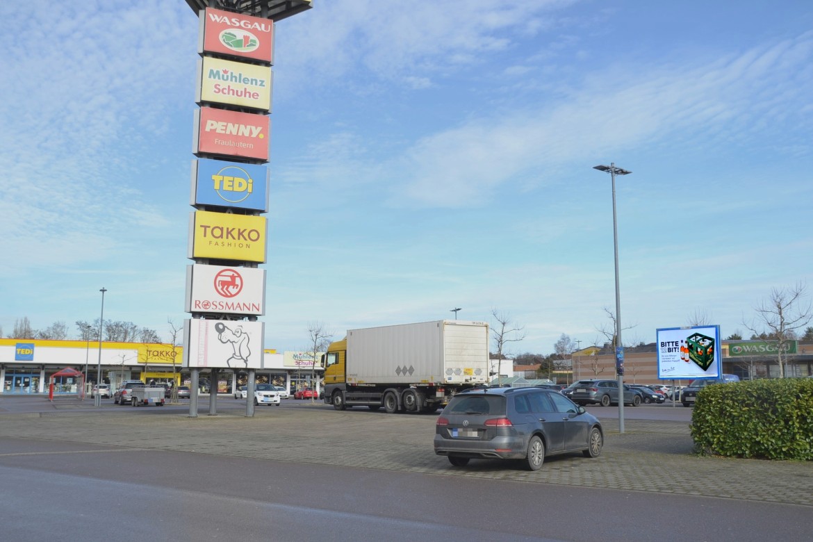Saarbr?cker Str. 91e /Wasgau im EKZ/Einfahrt (Sicht Str)