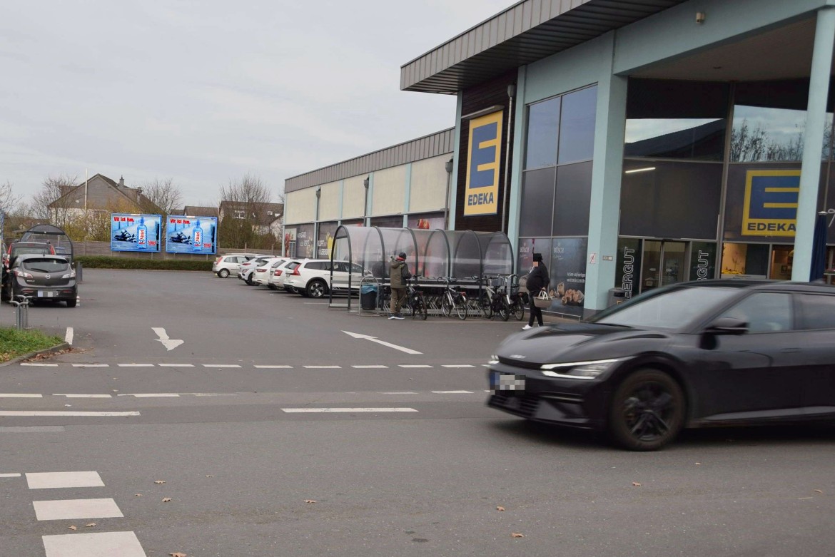 Bahnhofstr. 61 /Edeka/lks vom Markt/rts