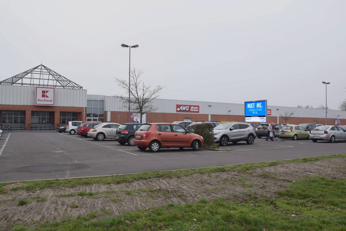 Am Legefeld 4 /Kaufland/rts vom Eing/Sicht Eing -freistehend