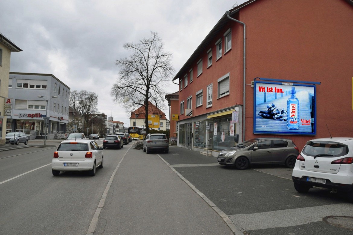 Bahnhofstr. 26 (quer am Giebel)