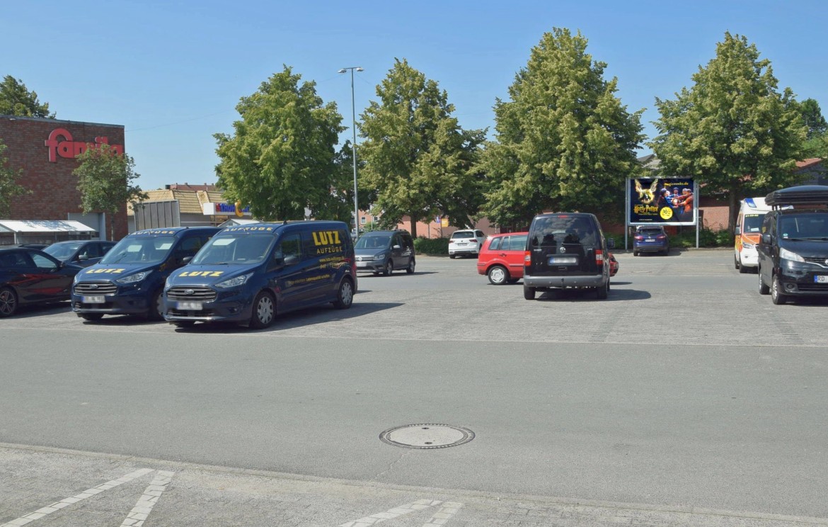 Kreishafenstr. 4-6 /Famila/rts vom Eingang