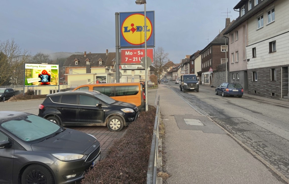Donaueschinger Str. 4 /Lidl/Einfahrt (quer zur Str)