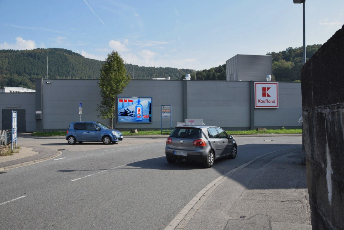 Neuer Weg-Nord 47 /Kaufland/nh. Einfahrt (-Gütschowstr)