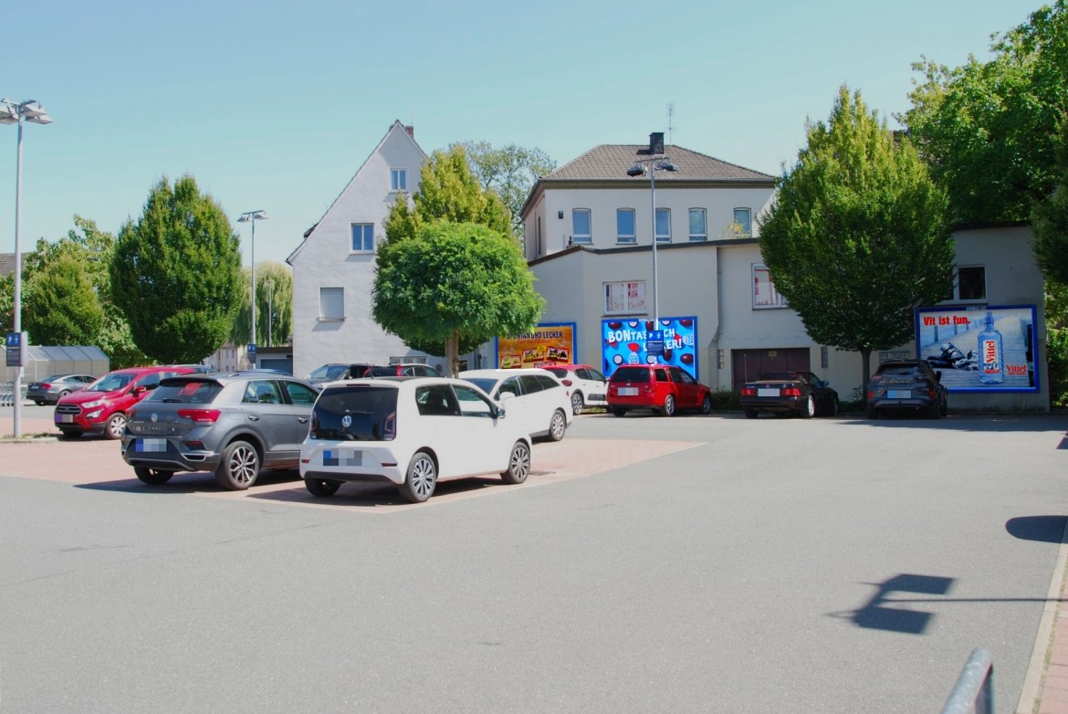Brenkhäuser Str. 14a /Kaufland/geg. Eingang (rts)