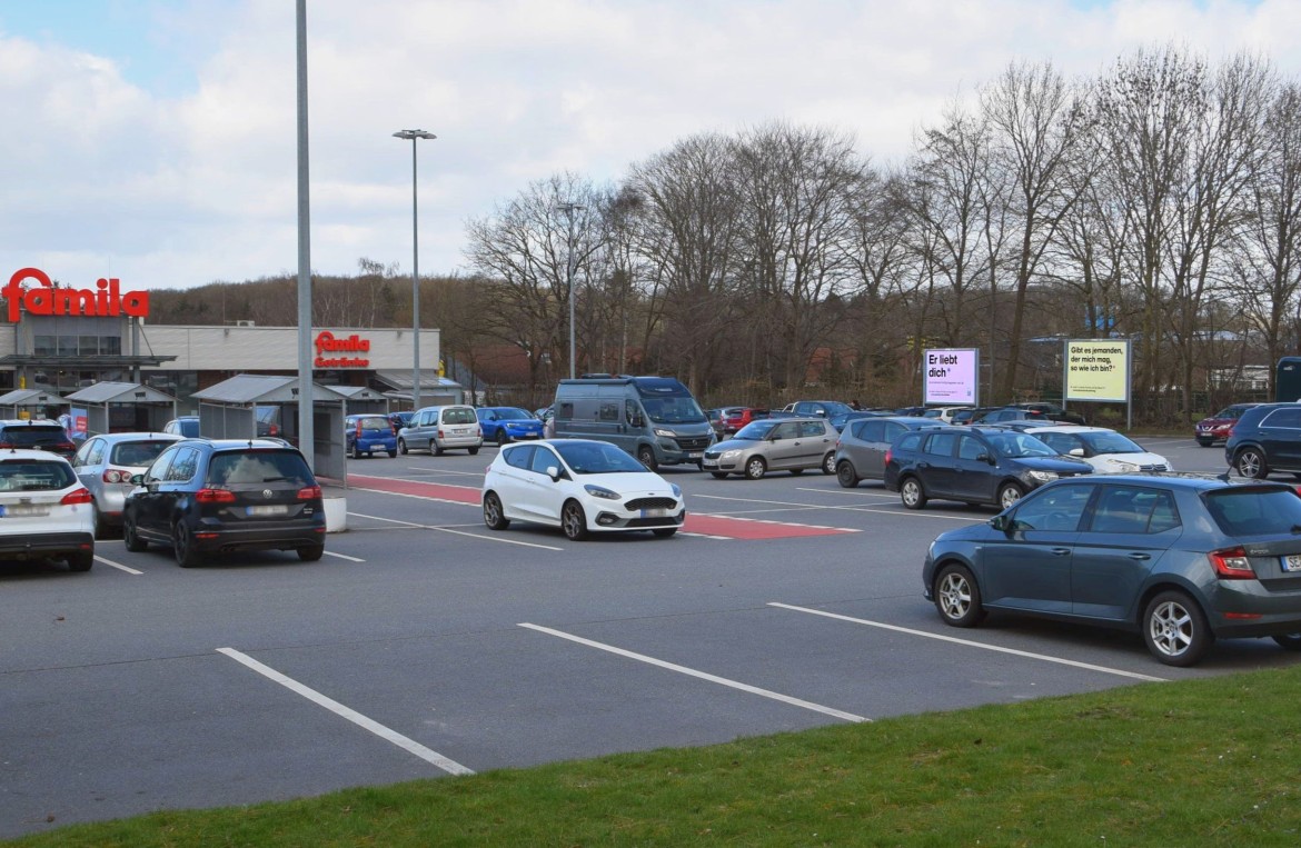 Eutiner Str. 45 /Famila/rts vom Eingang (rts)
