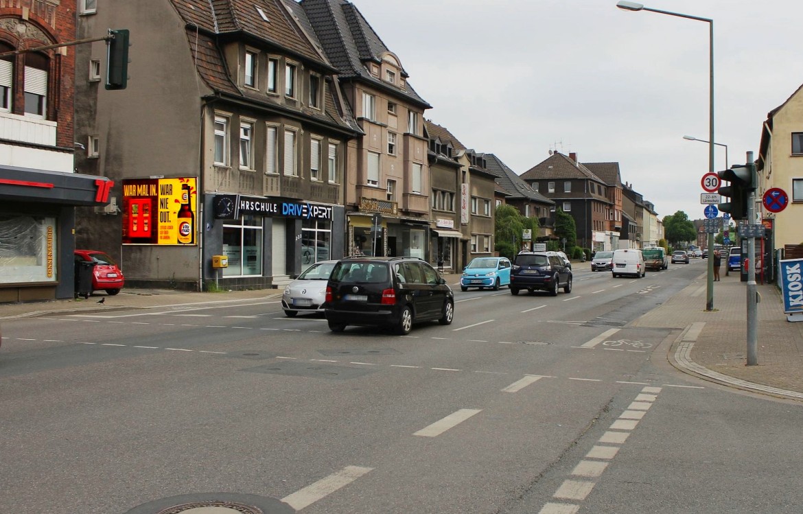 Gladbecker Str. 233/Buchenstr (quer zur Kreuzung)