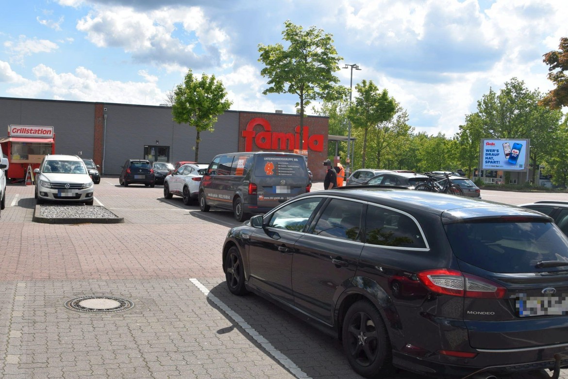 Auf den Blöcken 7 /Famila/rts von Einfahrt (lks)