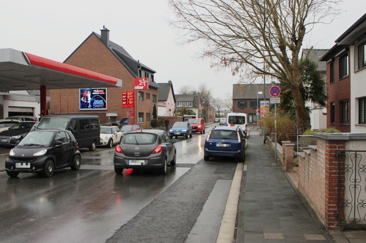Maximilianstr. 2/bei Tkst/nh. Aldi+Rossmann (quer am Giebel)