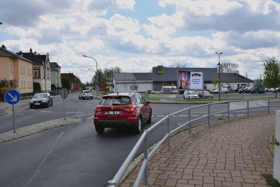 Dresdner Str. 18 /Edeka/geg. Eingang (quer zur Str)