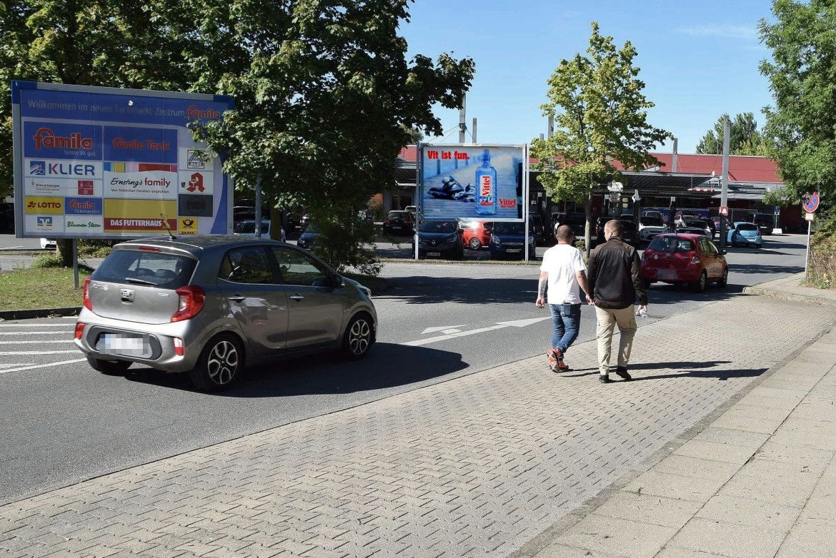 Pl?ner Landstr. 8-10 /Famila/Einfahrt/Sicht Einfahrt