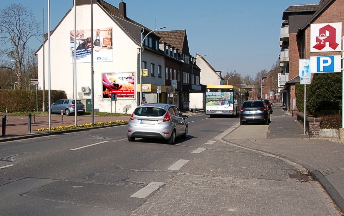 Bahnhofstr. 12 (quer am Giebel)