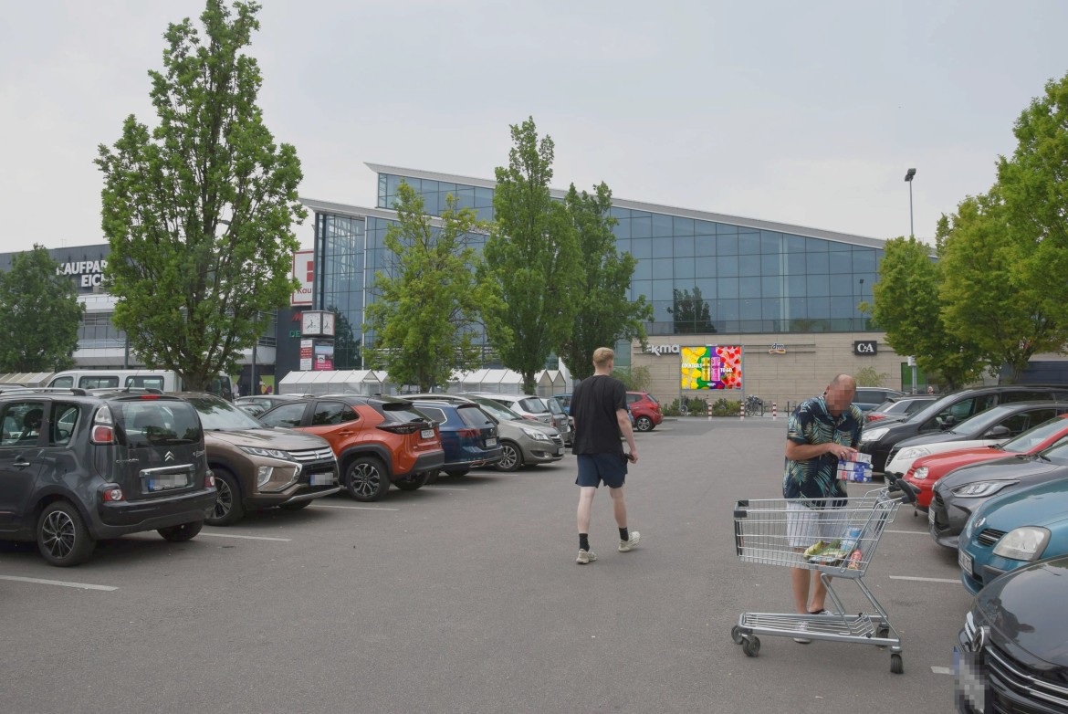 Landsberger Chaussee /Kaufland/neb. Eingang