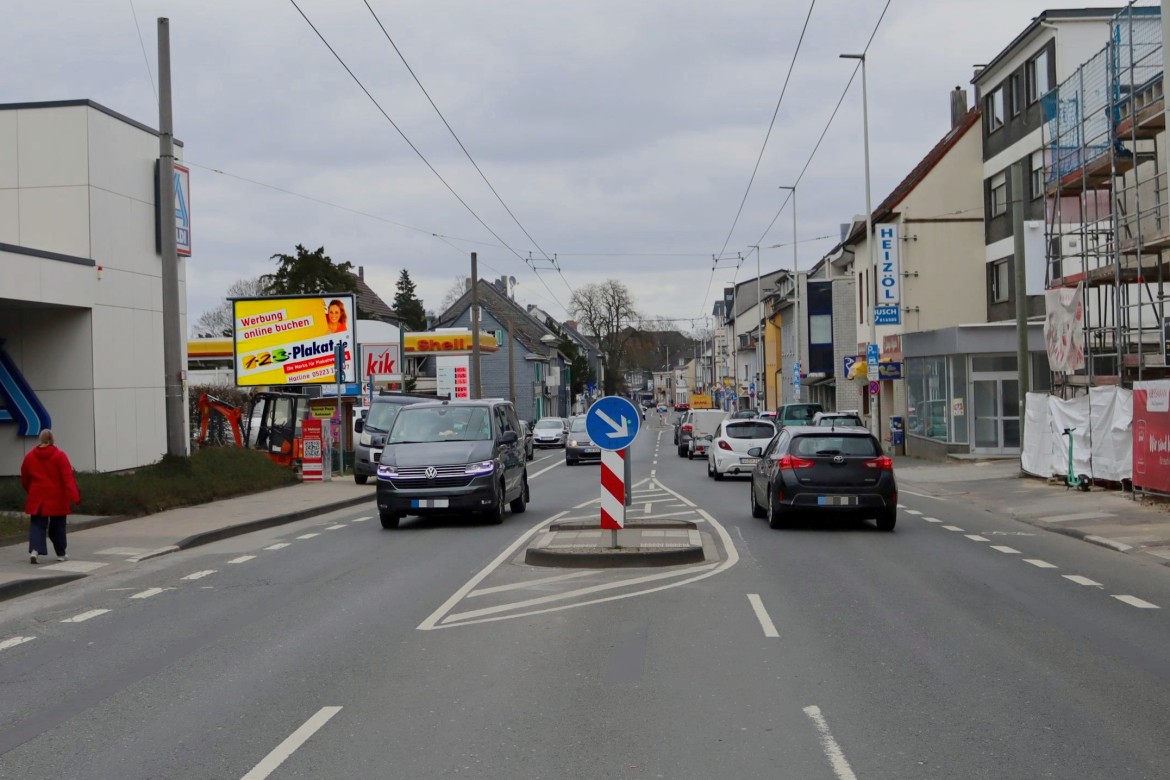 Neuenhofer Str. 101-103/B 229/neb. Aldi/Sicht Aldi (CSB)
