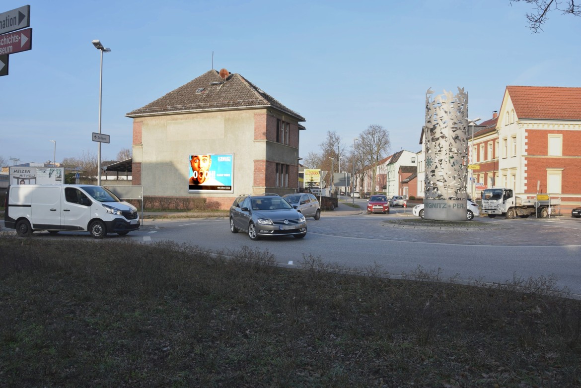 Hamburger Str/Reetzer Str. 78/Zuf Netto (quer zum Kreisel)