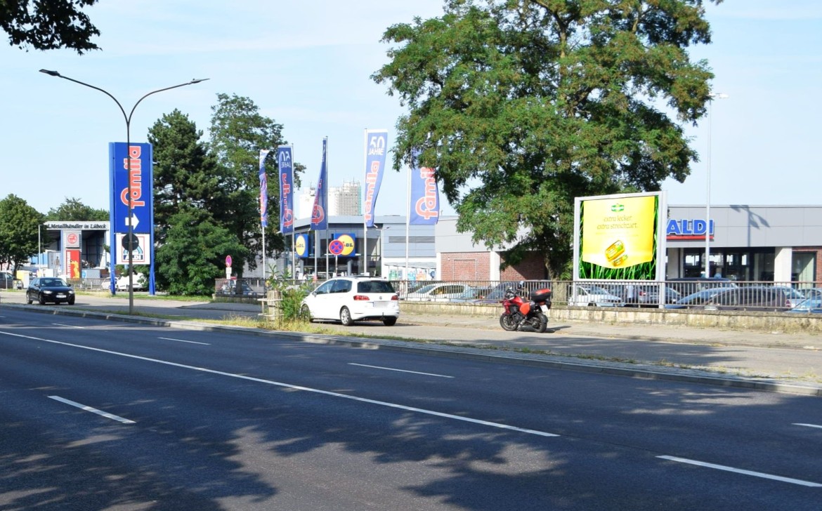 Schwartauer Landstr. 4 /Famila/Einfahrt/Sicht Str (lks)